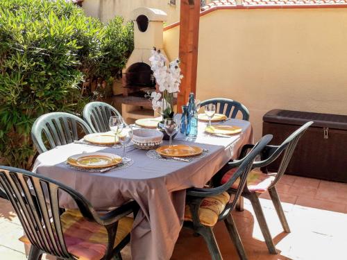 ル・バルカレスにあるHoliday Home le Hameau Catalan by Interhomeのテーブル(椅子付)、パティオ(テーブルクロス付)