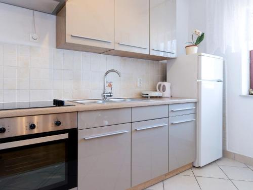 Kuchyň nebo kuchyňský kout v ubytování Apartment Josipa by Interhome