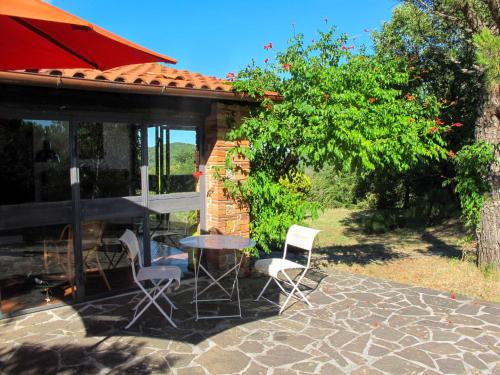 un patio con mesa y sillas y un edificio en Holiday Home Lara by Interhome, en Boccheggiano