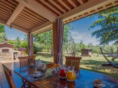 een tafel op een veranda met een schommel bij Holiday Home Casa Bensa by Interhome in Camaione