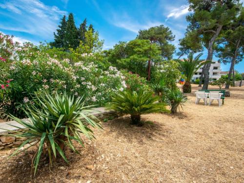 スティヴァンにあるApartment Mirta-3 by Interhomeの花と植物とベンチ2つが並ぶ公園