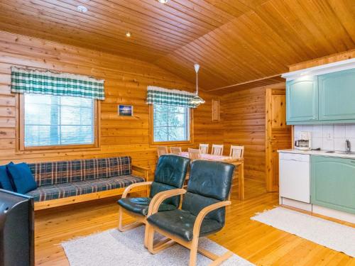 un soggiorno con divano e sedie in una cabina di Holiday Home Ruskatupa by Interhome a Ruka