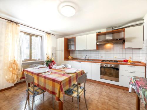 Una cocina con una mesa y sillas en una habitación. en Holiday Home Il Castelliere-2 by Interhome, en Rive dʼArcano