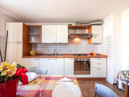 Una cocina o zona de cocina en Holiday Home Il Castelliere-2 by Interhome