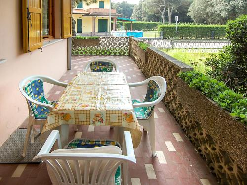 einen Tisch und Stühle auf einer Terrasse in der Unterkunft Apartment Casa Lucrezia-1 by Interhome in Rosolina Mare
