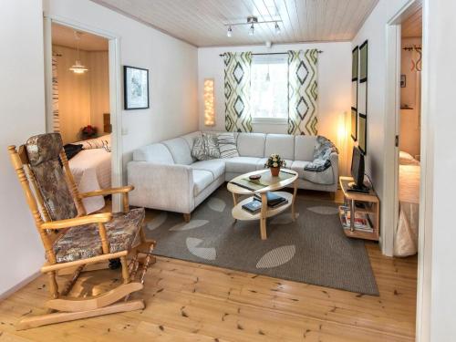 KyröにあるHoliday Home Siula by Interhomeのリビングルーム(ソファ、椅子付)