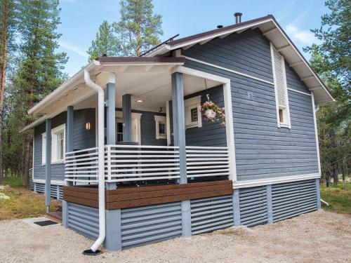 ein kleines Haus mit einer Veranda und einem Balkon in der Unterkunft Holiday Home Siula by Interhome in Kyrö