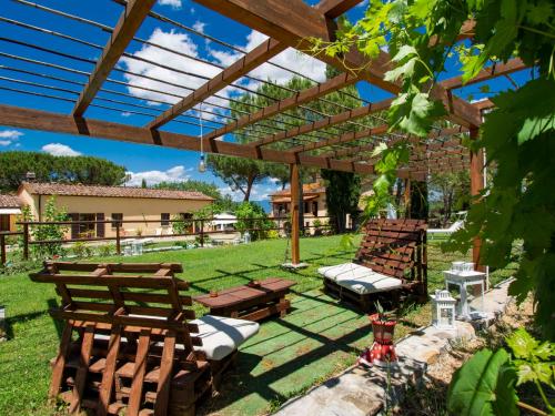 AmbraにあるHoliday Home Cedri Alti-3 by Interhomeのパティオ(椅子、木製パーゴラ付)