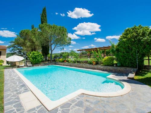 een zwembad in de tuin van een huis bij Holiday Home Cedri Alti-3 by Interhome in Ambra