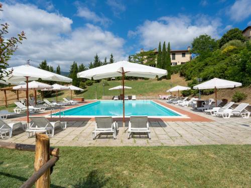 einen Pool mit Stühlen und Sonnenschirmen in der Unterkunft Holiday Home Vigna La Corte-1 by Interhome in Dicomano