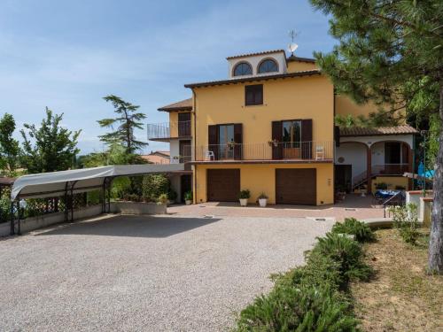 Una gran casa amarilla con una gran entrada en Holiday Home San Piero by Interhome en Foiano della Chiana