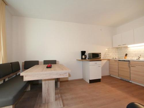 Kuchyň nebo kuchyňský kout v ubytování Apartment Alpenrose-1 by Interhome