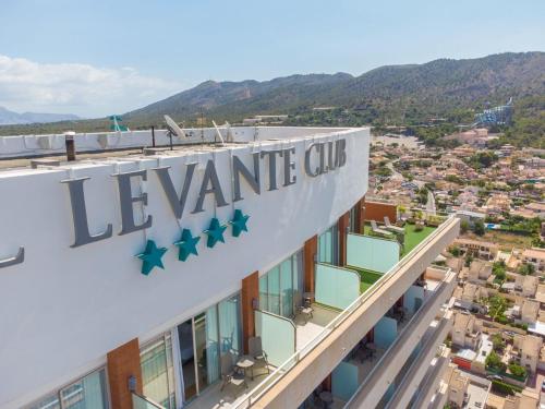 un edificio con la señal del club nivelado. en Hotel BCL Levante Club & Spa 4 Sup - Only Adults Recomended, en Benidorm