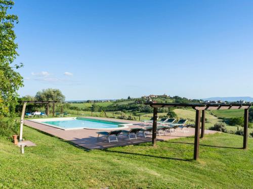 basen z krzesłami i pergolą w obiekcie Holiday Home Antico Convento by Interhome w mieście Badia