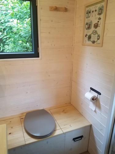 Vonios kambarys apgyvendinimo įstaigoje INSOLITE La Tiny House du Lutin Many et son Bain Nordique