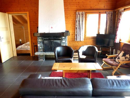 オヴロナにあるChalet Ardévaz I by Interhomeのソファと暖炉のあるリビングルーム
