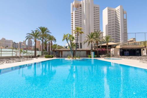 una gran piscina con palmeras y edificios en Hotel BCL Levante Club & Spa 4 Sup - Only Adults Recomended en Benidorm