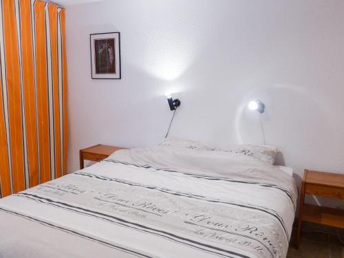 - une chambre dotée d'un lit avec des draps blancs dans l'établissement Apartment Coudalère-Guadeloupe-8 by Interhome, au Barcarès
