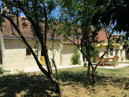 une maison avec une table et des chaises dans une cour dans l'établissement Holiday Home La Marlaude - MNX201 by Interhome, à Monteaux