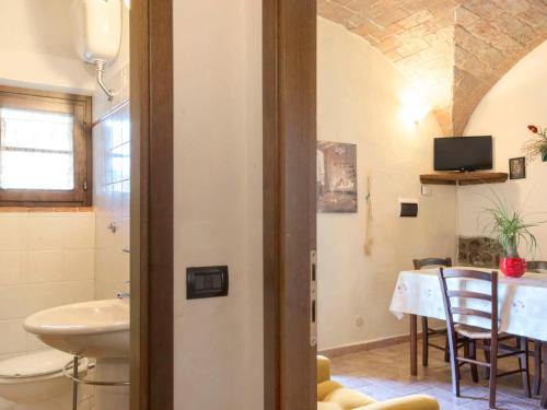Televisyen dan/atau pusat hiburan di Apartment Stregaia-2 by Interhome