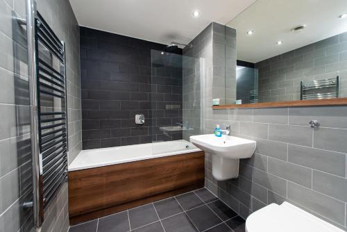 A bathroom at Modern City Living Apartments at The Assembly Manchester