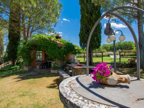 un jardín con una mesa con flores. en Holiday Home Cedri Alti-2 by Interhome, en Ambra