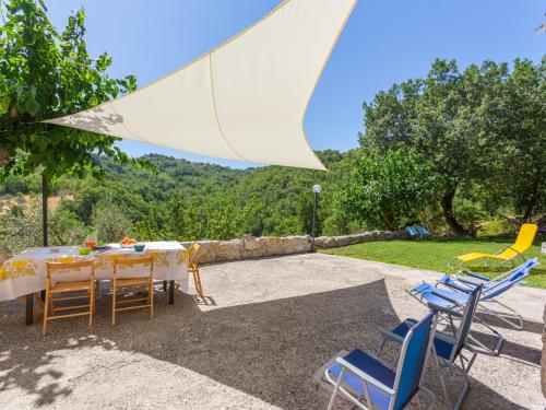 patio con tavolo, sedie e ombrellone di Holiday Home Rosario by Interhome a Gessopalena