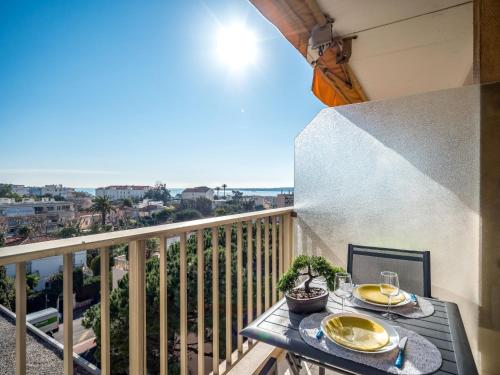d'un balcon avec une table et des assiettes de nourriture. dans l'établissement Studio le Tivoli by Interhome, à Cannes
