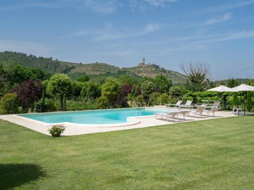 - une piscine dans une cour avec des chaises et des parasols dans l'établissement Holiday Home Santa Lucia by Interhome, à Castiglion Fiorentino