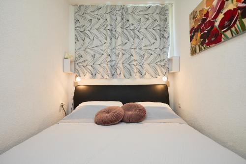 ドゥブロヴニクにあるApartment D&Lのベッドの上に座る糸の玉