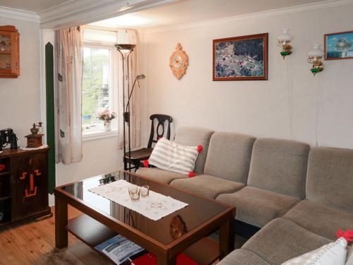 sala de estar con sofá y mesa de centro en Holiday Home Soltun - FJH633 by Interhome en Flygansvær