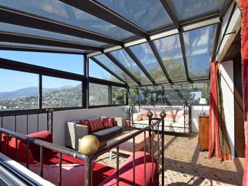 een balkon met uitzicht op de bergen bij Apartment Villa Vivendi - VEN107 by Interhome in Vence