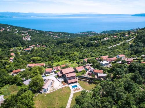 een luchtzicht op een huis met het meer bij Holiday Home Natura - OPA150 by Interhome in Ičići