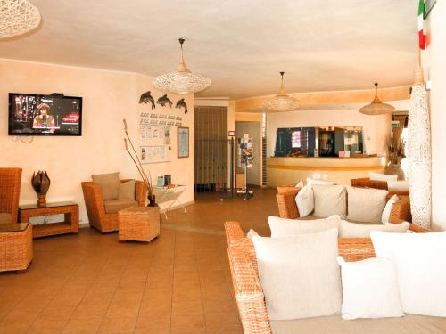 un soggiorno con mobili bianchi e TV di Apartment Il Borgo - PCR215 by Interhome a Villaputzu