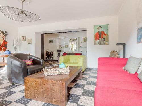 un salon avec un canapé et une table dans l'établissement Apartment Villa Giroflé by Interhome, à Arcachon
