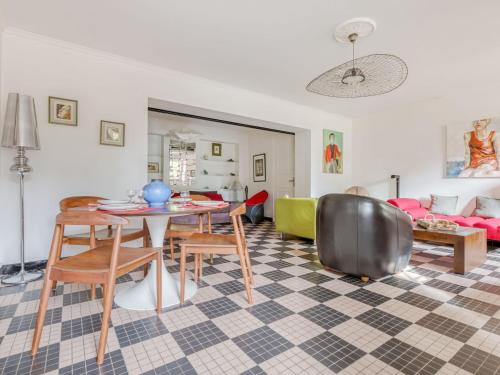 un salon avec une table, des chaises et un canapé dans l'établissement Apartment Villa Giroflé by Interhome, à Arcachon