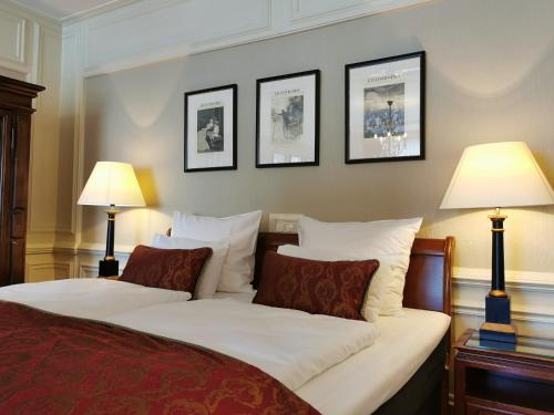 Un pat sau paturi într-o cameră la Apollofirst Boutique Hotel