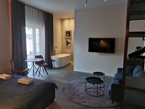 a hotel room with a bed and a bathroom at Apartamenty Dobry Browar in Gniezno