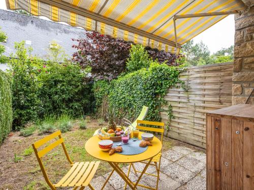 une table avec un bol de fruits sur une terrasse dans l'établissement Studio Manoir du Men Gwen-2 by Interhome, à Carnac