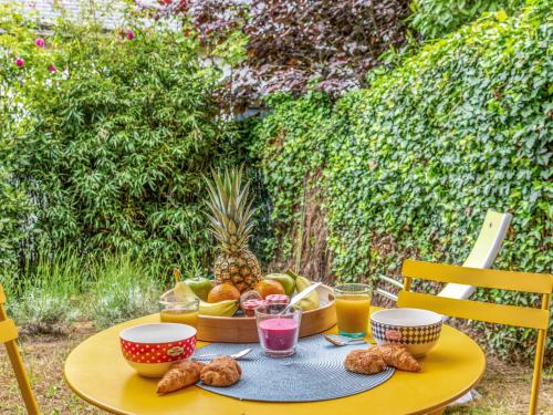 - une table avec une corbeille de fruits et des boissons dans l'établissement Studio Manoir du Men Gwen-2 by Interhome, à Carnac