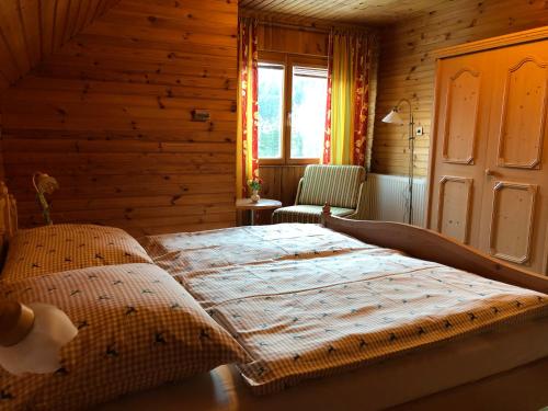 um quarto com uma cama num quarto de madeira em Stapflhof em Bad Aussee