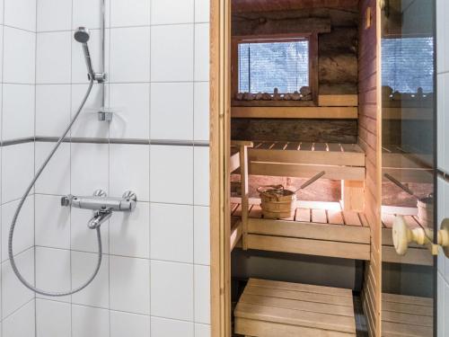 ein Bad mit einer Dusche und einer Glastür in der Unterkunft Holiday Home Mäentähti b by Interhome in Ruka