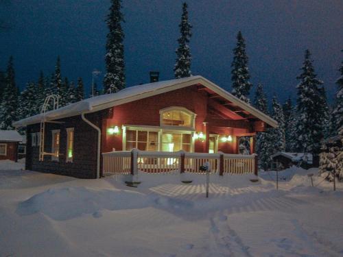 ein Blockhaus im Schnee in der Nacht in der Unterkunft Holiday Home Heikkalan helmi by Interhome in Ruka