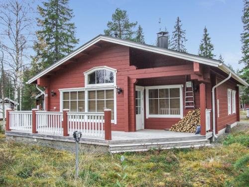 ein rotes winziges Haus mit einer Veranda und einer Terrasse in der Unterkunft Holiday Home Heikkalan helmi by Interhome in Ruka