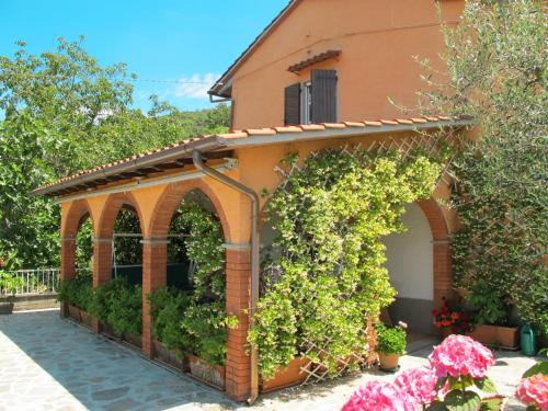 einen Pavillon mit Pflanzen und Blumen im Hof in der Unterkunft Holiday Home La Felcaia by Interhome in Fondaccio