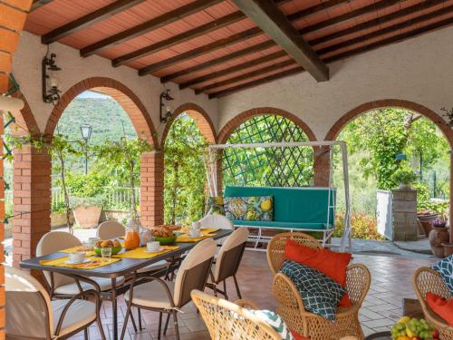ein Esszimmer im Freien mit einem Tisch und Stühlen in der Unterkunft Holiday Home La Felcaia by Interhome in Fondaccio