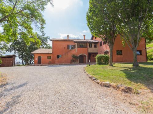 uma casa com uma entrada em frente em Holiday Home I Due Carpini-1 by Interhome em Citta' Sant'Angelo