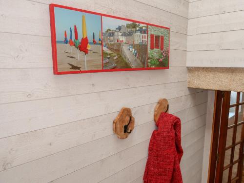a room with a wall with a painting on the wall at Holiday Home Ty ar Bilie by Interhome in Primelin