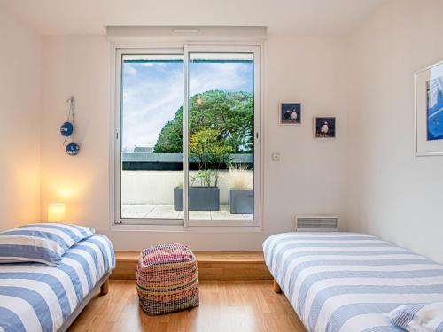 - 2 lits dans une chambre avec fenêtre dans l'établissement Apartment Résidence Sainte Anne by Interhome, à Quiberon