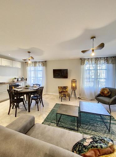 un salon avec un canapé et une table dans l'établissement Les Estrelles, à Saint-Rémy-de-Provence